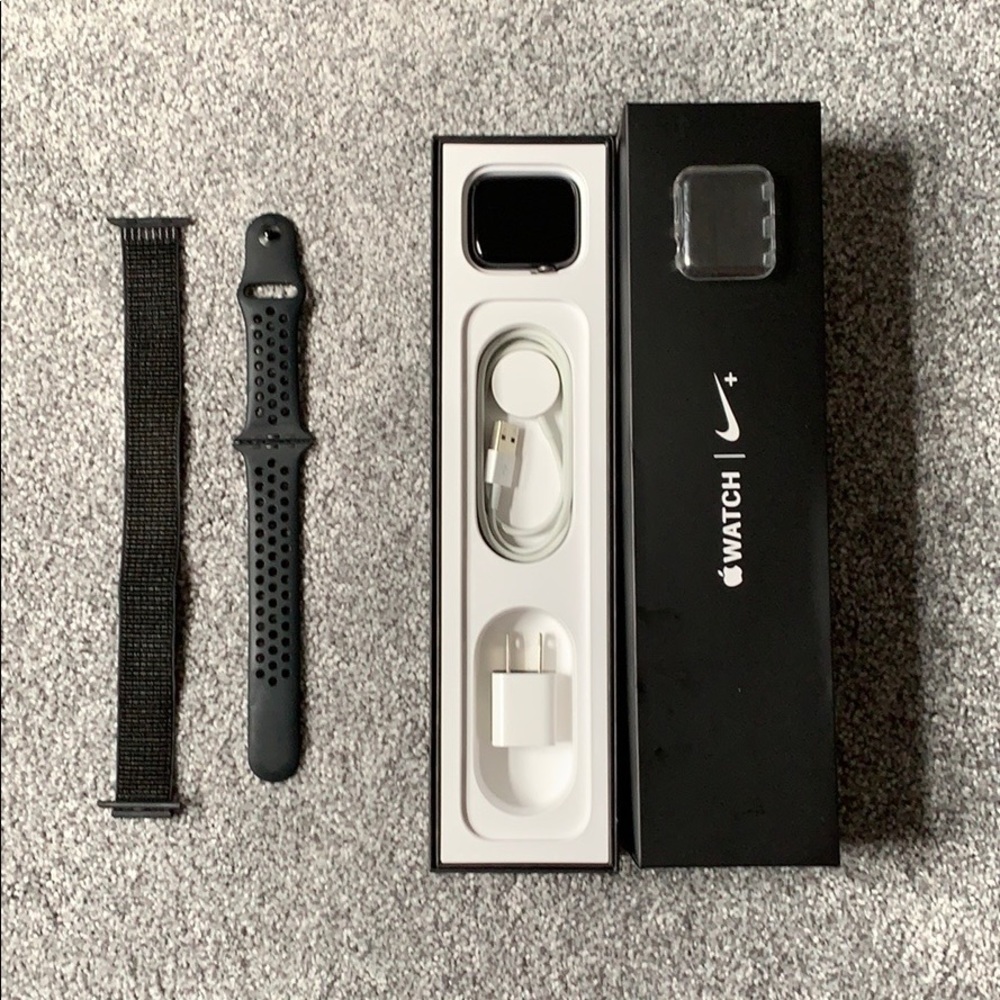 Nike Apple Watch 4 44mm GPS+Cellular - Picture 1 of 6